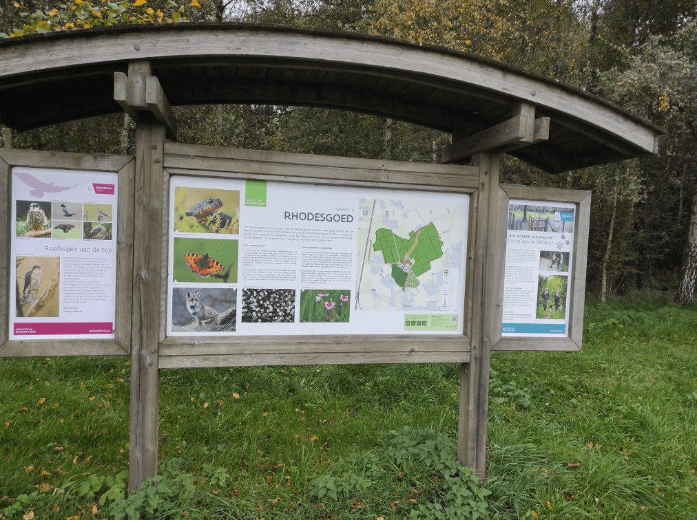 Informatiebord over het natuurdomein Rhodesgoed, met kaart en natuurinfo
