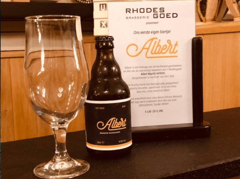 Detail van het Albert-etiket op tafel bij Rhodesgoed