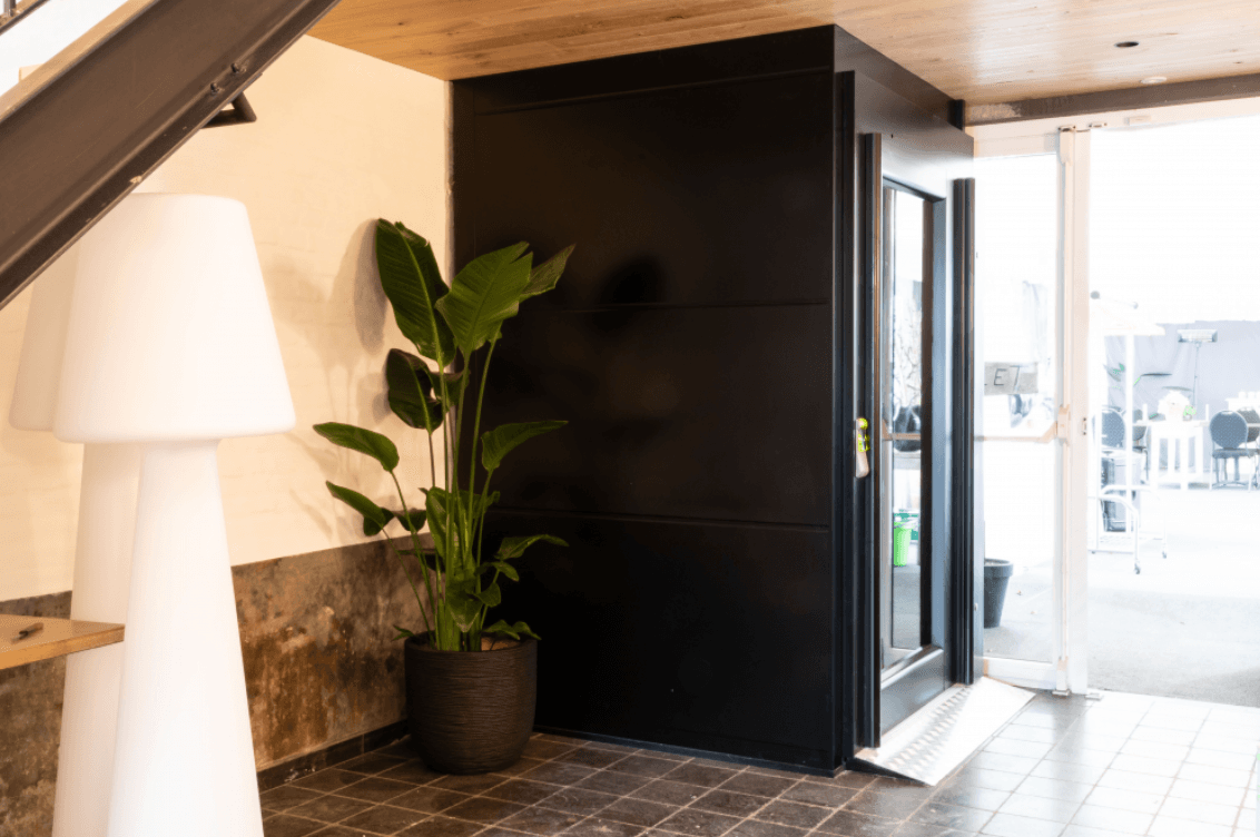 De lift bij Brasserie Rhodesgoed, voor volledige toegankelijkheid