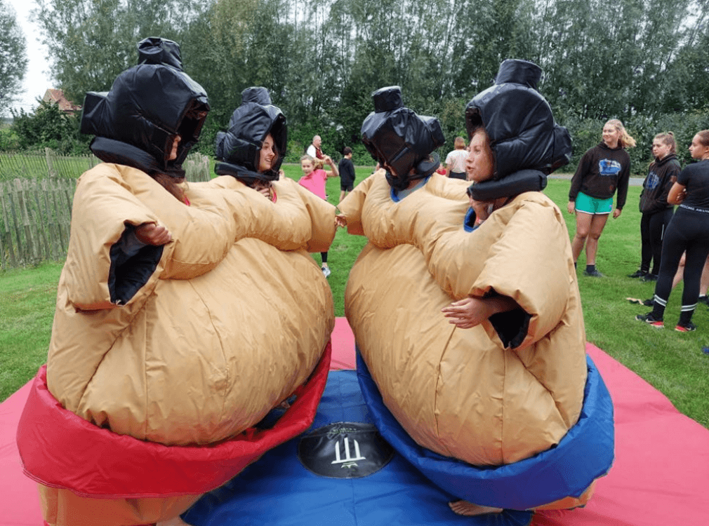 Sumoworstelen bij een teambuilding met Brasserie Rhodesgoed